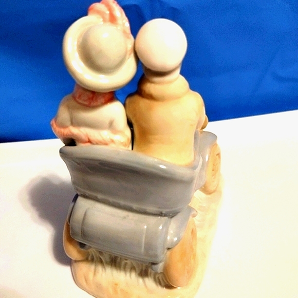 Porcelain/Ceramic Couple in the car figurine - Picture 3 of 3